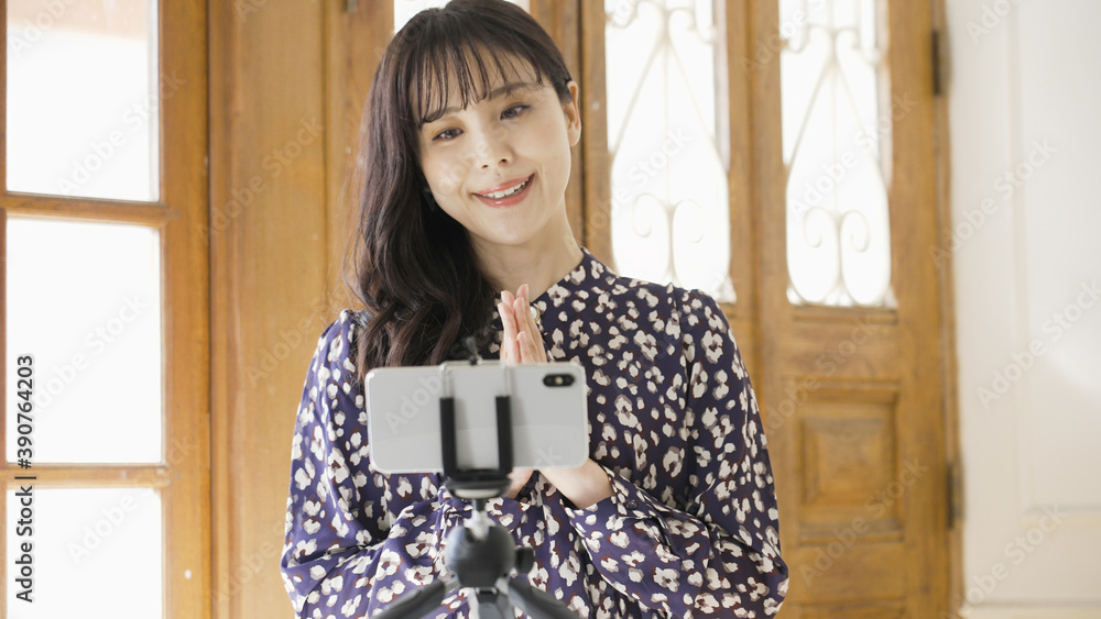 ライブ配信をする若い女性 ライブ配信をする若い女性