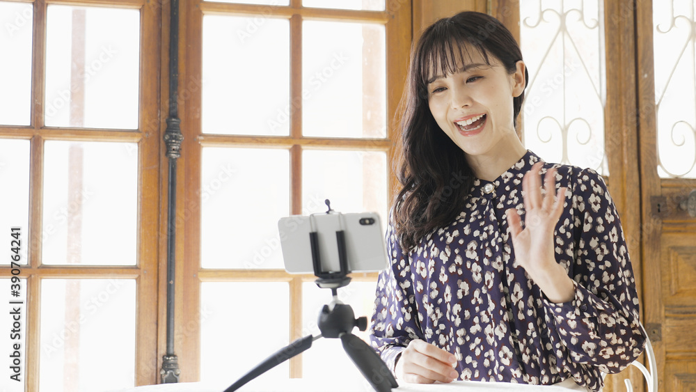ライブ配信をする若い女性 ライブ配信をする若い女性