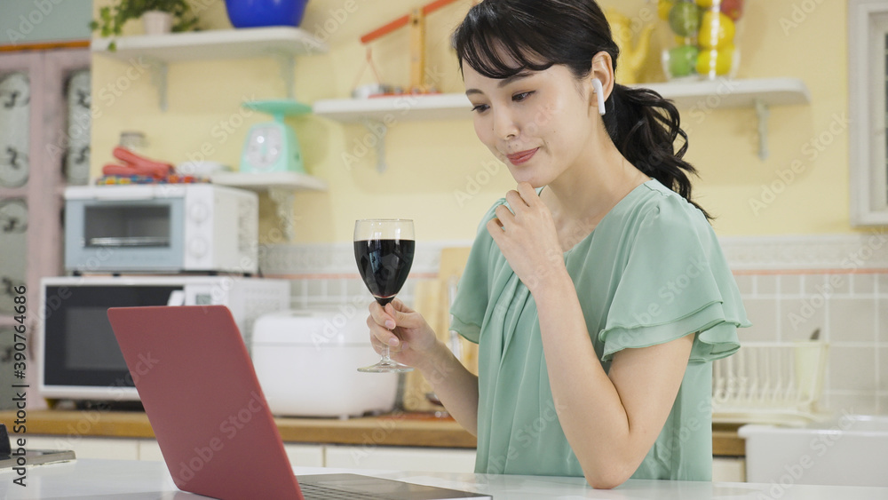 オンライン飲み会をする若い女性 オンライン飲み会をする若い女性