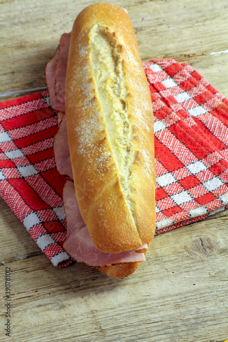 sandwich au jambon sur une table photo