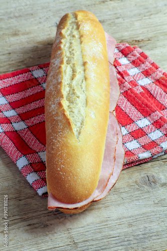 sandwich au jambon sur une table photo