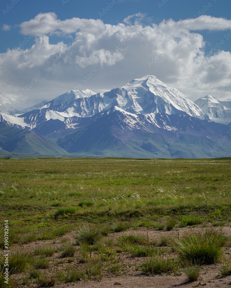 Obraz premium Landscape view of snow-capped Trans-Alai mountain range on the Pamir highway between Sary Tash and Kyzyl Art pass in southern Kyrgyzstan 