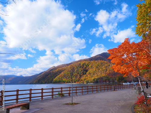 北海道の風景 秋の支笏湖 © hiro cafe