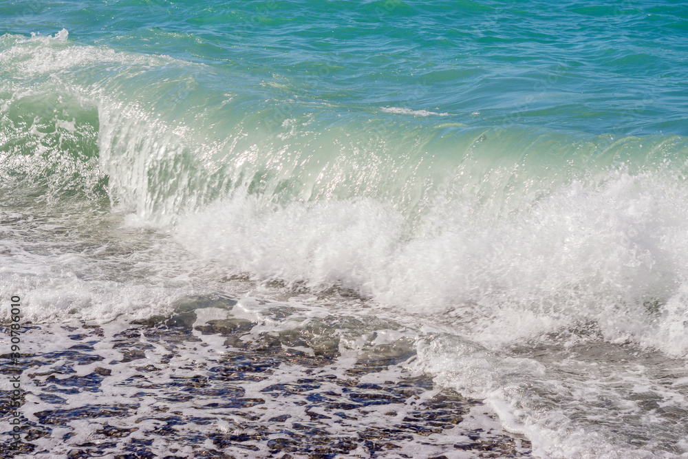 Obraz premium sea waves on the beach. Selective focus. Summer nature background.