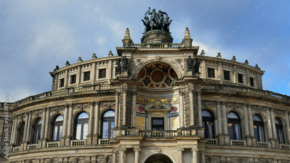 Nahansicht des Obergeschosses der Semperoper in Dresden mit Pantherquadriga vor blauem Himmel