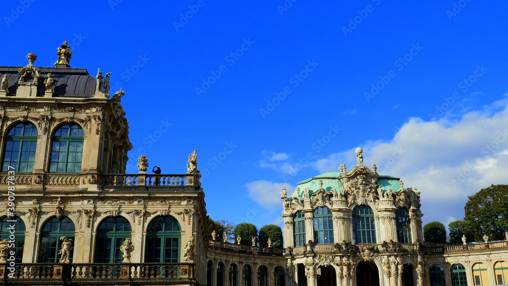 barocker Baustil im Zwinger von Dresden unter blauem Himmel gebaut von August dem Starken