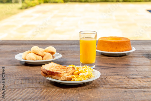 Delicious breakfast, with toast and eggs, with a glass of orange juice, papaya and grapes.