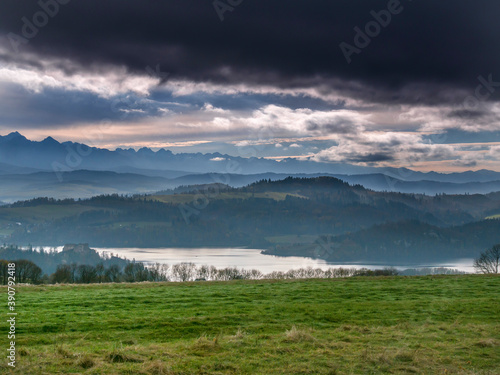 Pieniny, Czorsztym widok na Pieniny Spiskie, zamek i Tatry photo