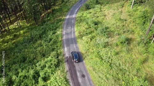 Auto fährt auf Straße mit Drohnen Flug