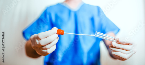 Tableau sur toile Medico o infermiere fa il test del tampone salivare nella provetta