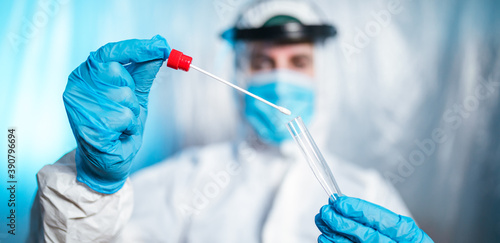 Tableau sur toile Medico o infermiere con tuta bianca covid fa il test del tampone salivare per il