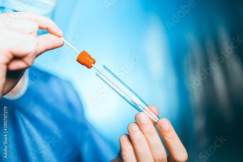 Billede på lærred Primo piano di una provetta per tampone covid su asintomatici postivi al coronavirus