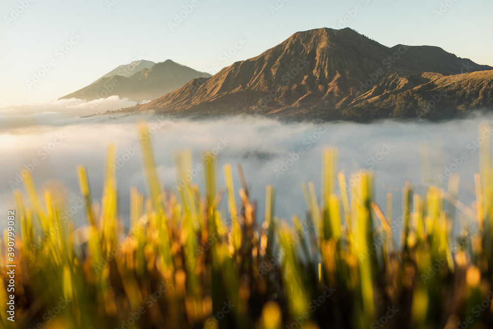 Foto de Sunrise view of mount Batur volcano in Bali from Pinggan ...