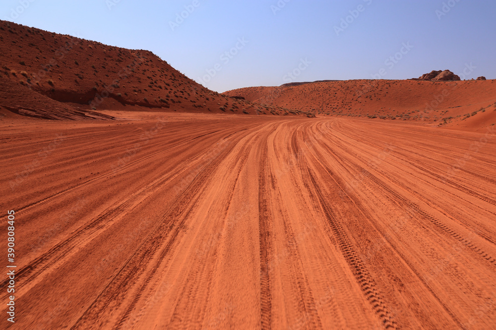 route dans le désert arizona vers antiloppe canyon