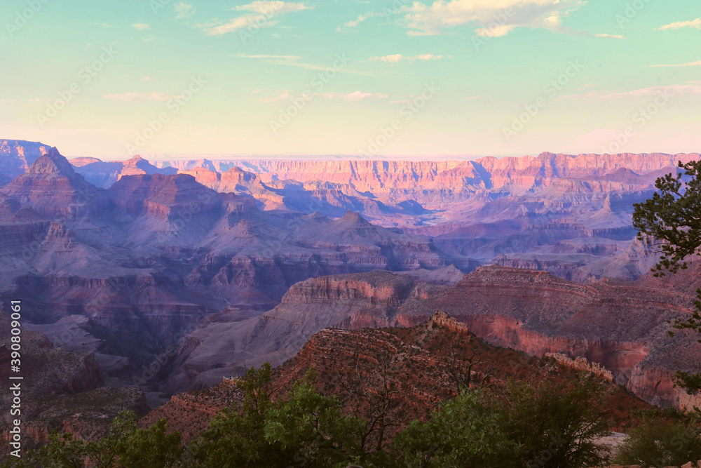 Grand canyon avec lumière violette du soleil couchant