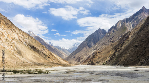 Cuadro en lienzo Mountain range on the trekking trail from Jula to Payu, K2 base camp trek, Pakis