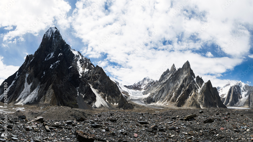 Pakistan Pyramids Foto de Nuding pyramids, Nuding glacier and Mitre peak, Baltoro glacier ...