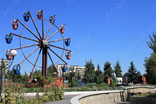 Wallpaper Mural Ferris wheel in the city amusement Park Torontodigital.ca