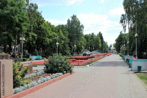 Wallpaper Mural Hot summer day in the city square Torontodigital.ca