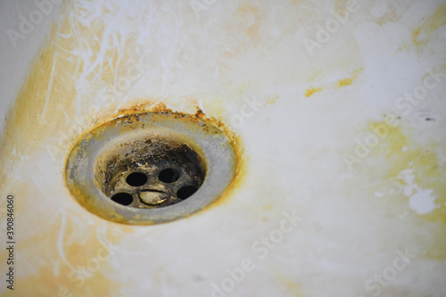 Drain the ceramic wash basin with dirt from use and lack of cleaning. 