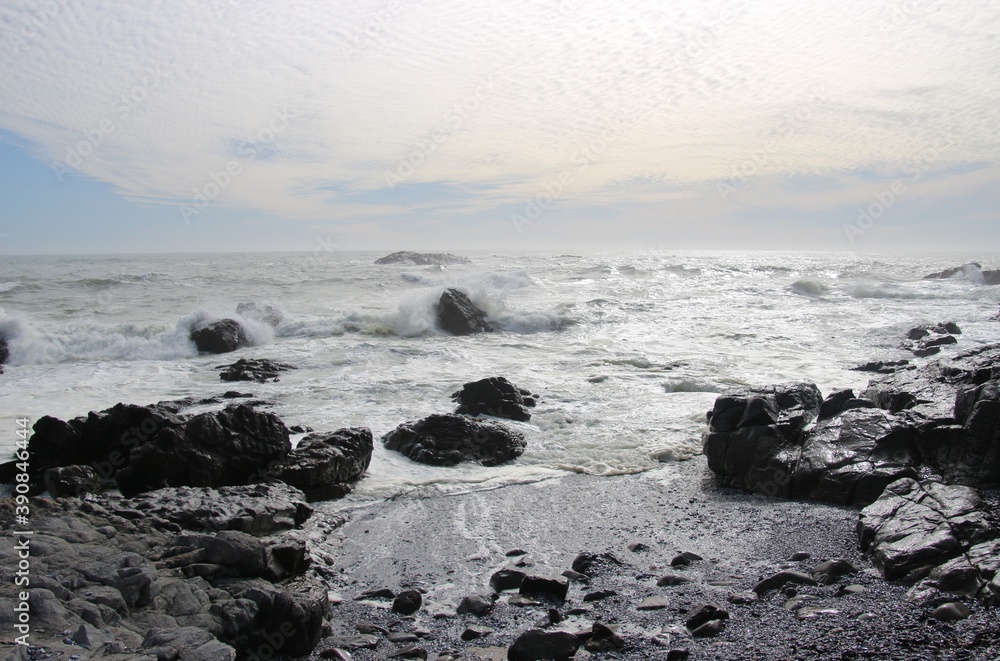 Obraz premium On the shore of the wild atlantic ocean in Yzerfontein, South Africa. Rocks and waves.