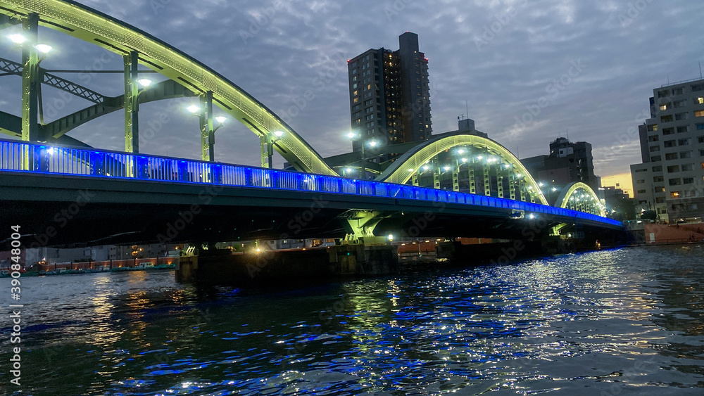 Obraz premium 隅田川にかかるライトアップされた橋