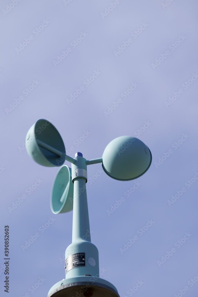 Anemometer that turns in the wind Anemometer that turns in the wind