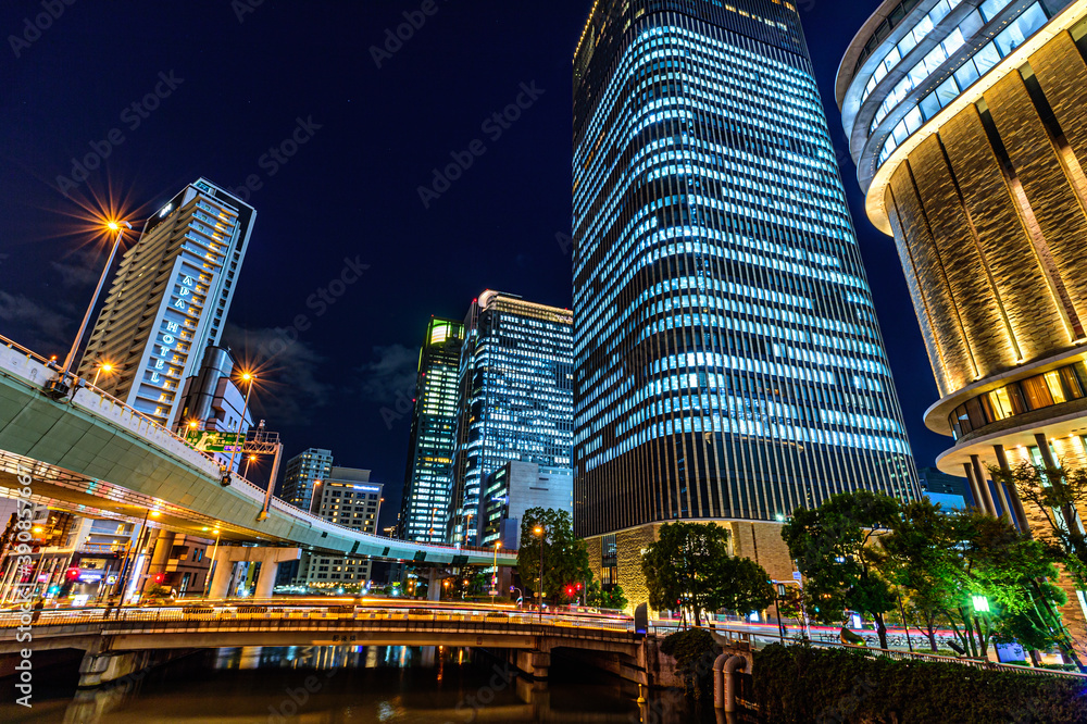 Obraz premium 大阪、土佐堀川にかかる錦橋から見た西方面の大阪の夜景、超高層ビルと高速道路、10月23日、日本