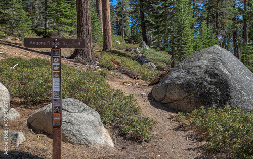 Obraz na plátně ANGORA LAKES, CALIFORNIA, UNITED STATES - Oct 14, 2020: Angora Ridge Trail sign