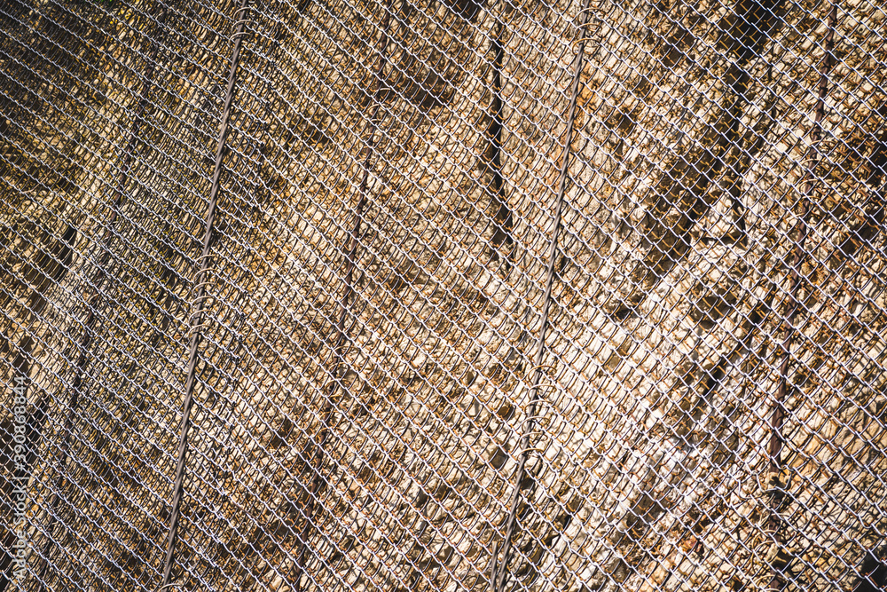 Fototapeta premium 岩壁に設置された落石防止ネット