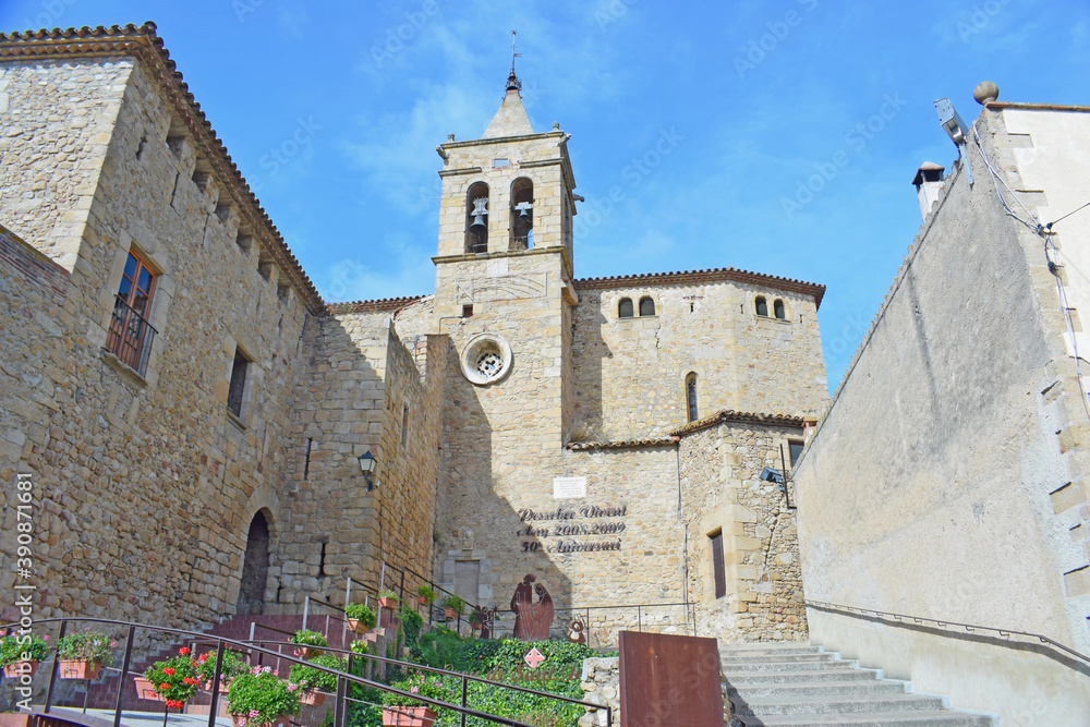 Iglesia de Santa Maria de Castell d'Aro, Girona España
Iglesia, templo, arquitectura, edificio de piedra, religión, católico, torre, campanas, plantas, flores
