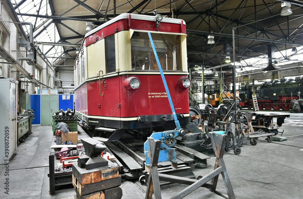 Naklejka premium Schienenbus T1 in der Werkstatt