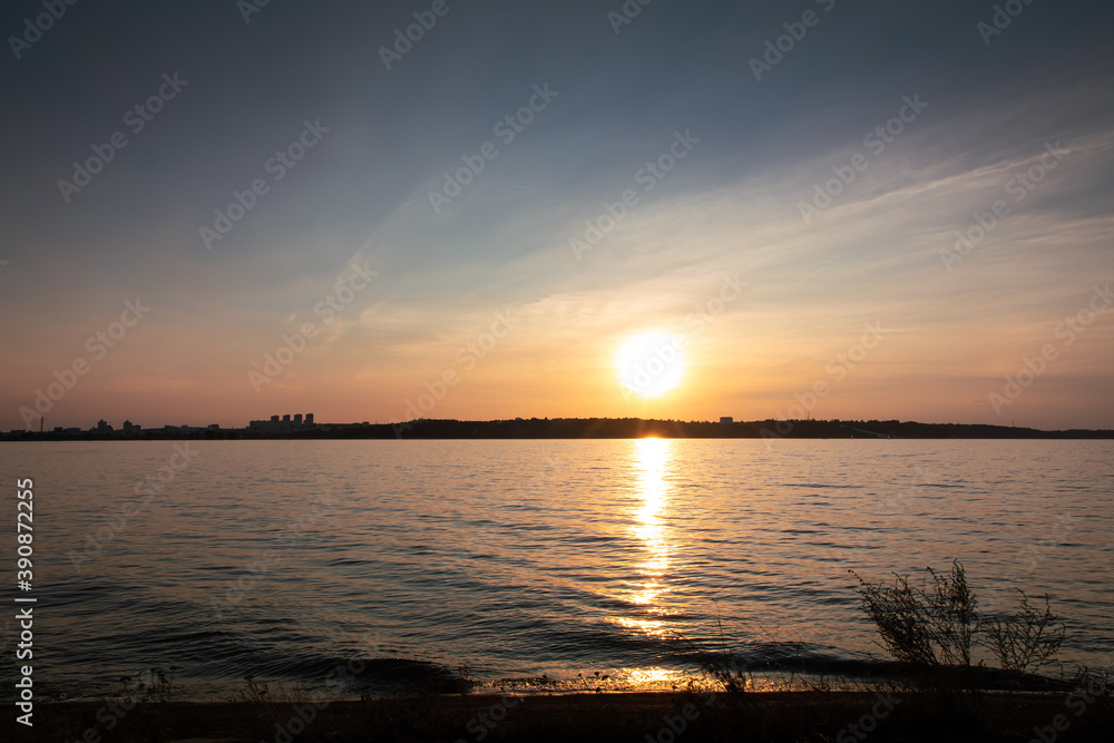 Obraz premium Beautiful sunset over the Kiev Sea, Ukraine