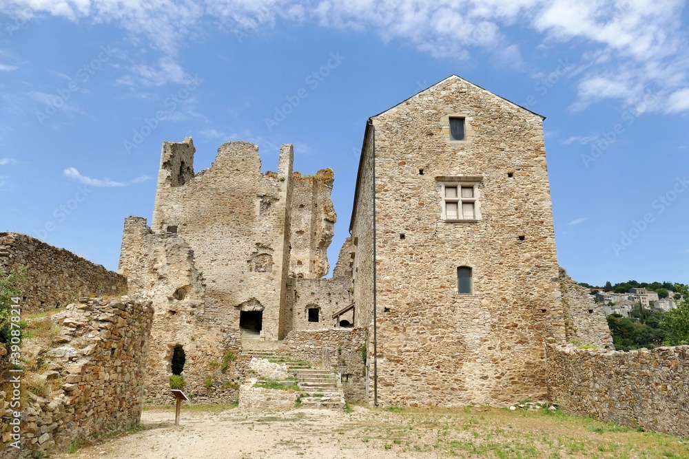 Vestiges du château de Saissac en ruines