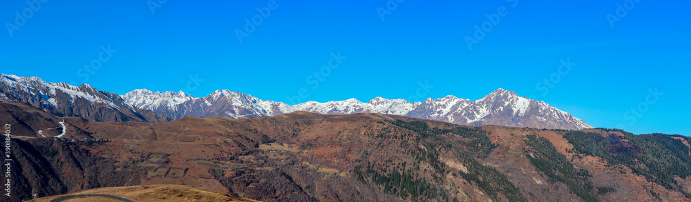 Occitanie - Panorama sur les hauts sommets des Pyrénées au printemps