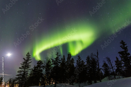 aurora boreal en forma de anillo con luna