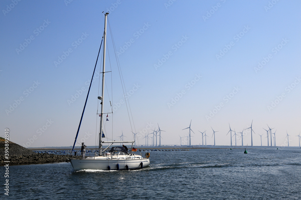 Windkraftanlage am Meeres-Ufer (Schiff im Vordergrund)