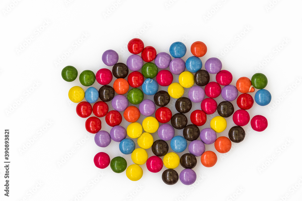 Caramelos de colores rellenos de chocolate, aislado sobre fondo blanco.