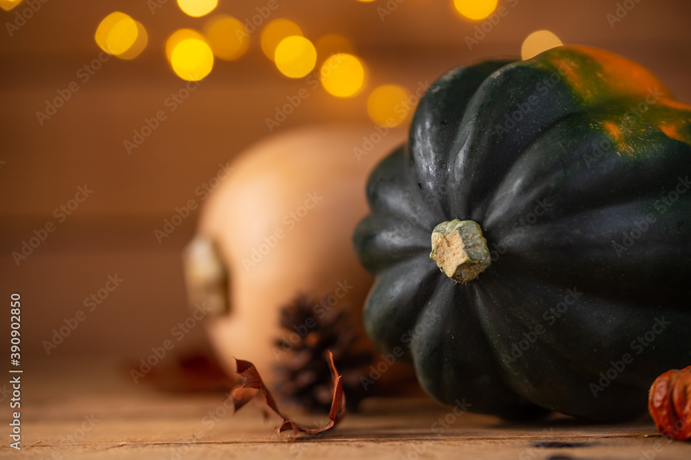Φωτογραφία Close-up view of autumn banner with pumpkins on rustic wooden background with yellow lights