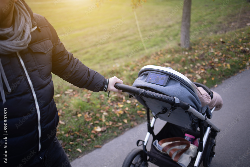 Naklejka premium Kinderwagen mit Smartphone