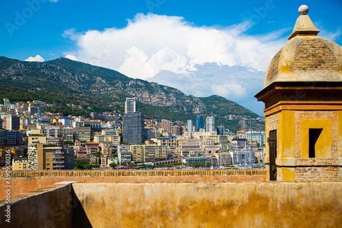 VUe sur monaco avec un muret en premier plan