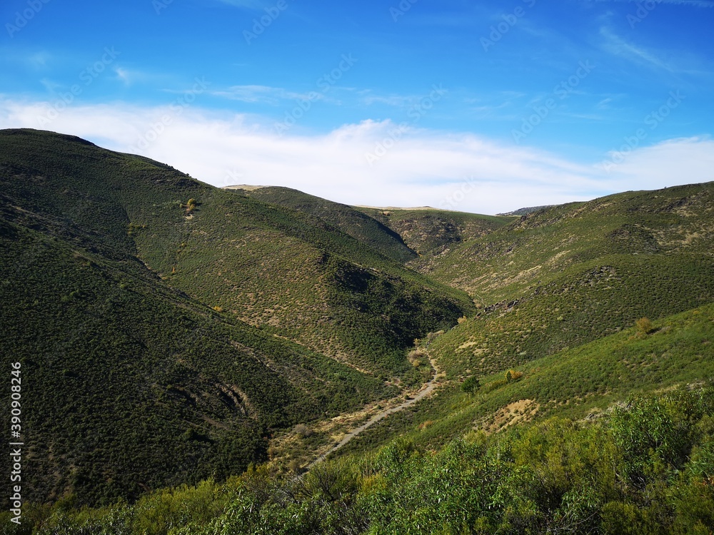 Bonito paisaje otoñal en las montañas. Cielo azul . España
Bonito paisaje otoñal en las montañas. Cielo azul . España