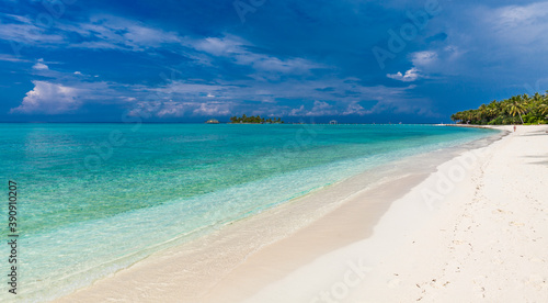 Fototapeta Naklejka Na Ścianę i Meble -  White sandy beach in Maldives with amazing blue lagoon