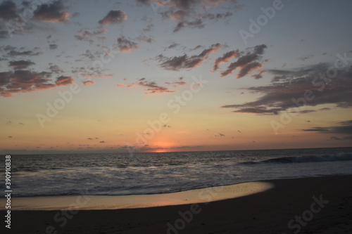 puesta de sol playa Oaxaca olas