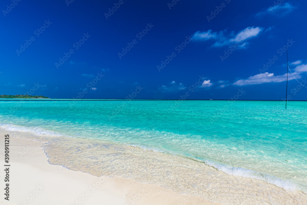 Fototapeta premium White sandy beach in Maldives with amazing blue lagoon
