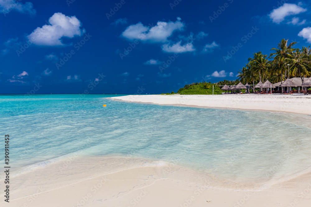 Fototapeta premium White sandy beach in Maldives with amazing blue lagoon