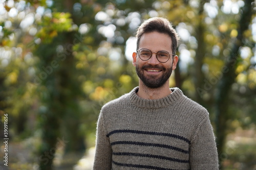 Homme content en automne