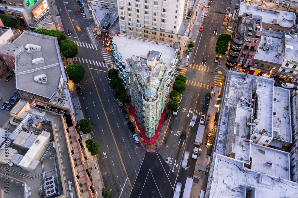 Fototapeta premium San Francisco Landmark in the Evening