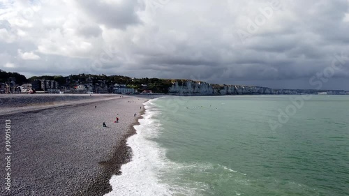 plage de Fécamp, phare et galets photo