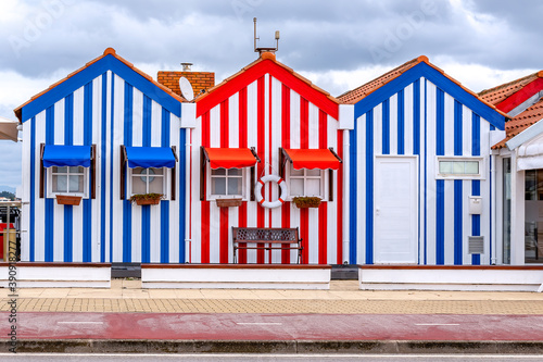 Casas às riscas coloridas e brancas, típicas da Costa Nova em Aveiro, Portugal